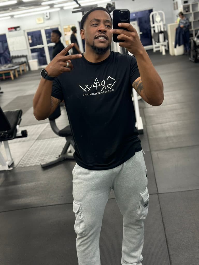 David training in the gym, photo 1